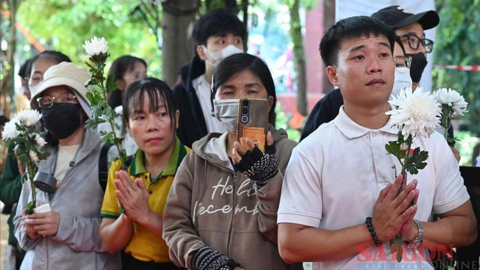  Người dân thành kính tưởng niệm các Anh hùng liệt sĩ tại Công viên Lê Thị Riêng. Ảnh: MẠNH THẮNG 