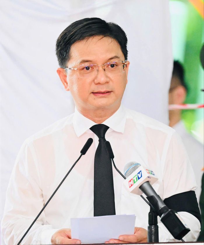  Đồng chí Nguyễn Mạnh Cường đọc điếu văn tại lễ viếng, truy điệu và an táng hài cốt liệt sĩ. Ảnh: VIỆT DŨNG 