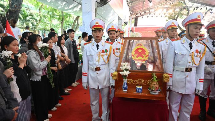  Người dân thành kính tưởng niệm các Anh hùng liệt sĩ tại Công viên Lê Thị Riêng. Ảnh: MẠNH THẮNG 