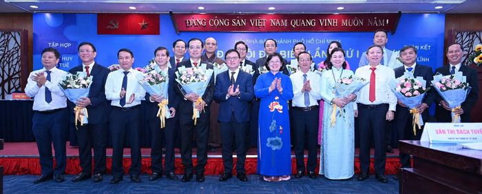  Chủ tịch Hội Nhà báo Việt Nam Lê Quốc Minh và Phó Bí thư Thành ủy TPHCM Văn Thị Bạch Tuyết cùng các đồng chí lãnh đạo TPHCM chúc mừng Ban chấp hành Hội Nhà báo TPHCM nhiệm kỳ 2026-2031. Ảnh: VĂN MINH 