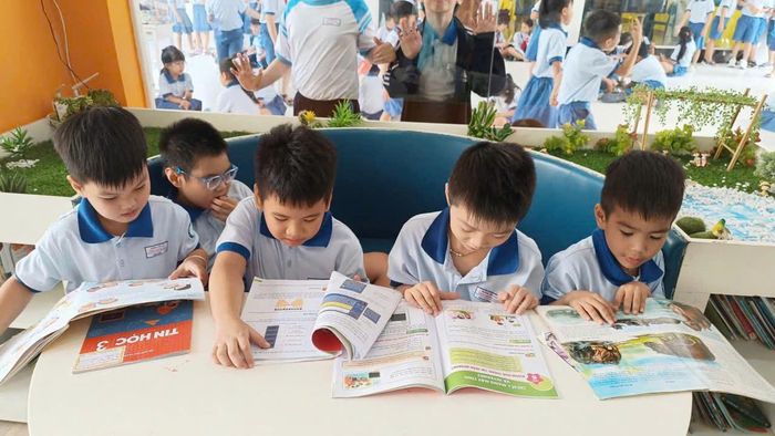  Học sinh Trường Tiểu học Trần Hưng Đạo (phường Cầu Ông Lãnh) đọc sách tại thư viện trường 