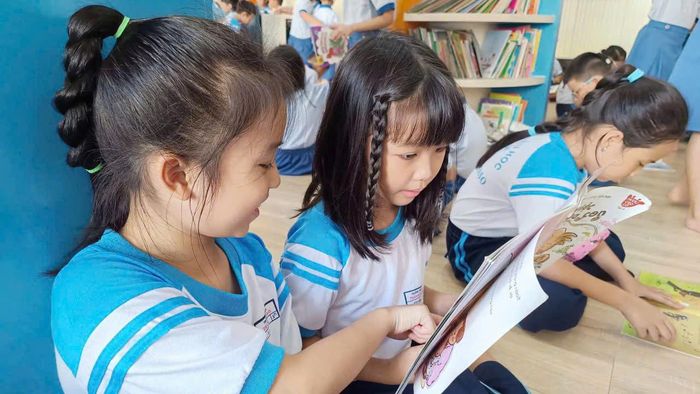  Học sinh Trường Tiểu học Trần Hưng Đạo (phường Cầu Ông Lãnh) đọc sách tại thư viện trường 