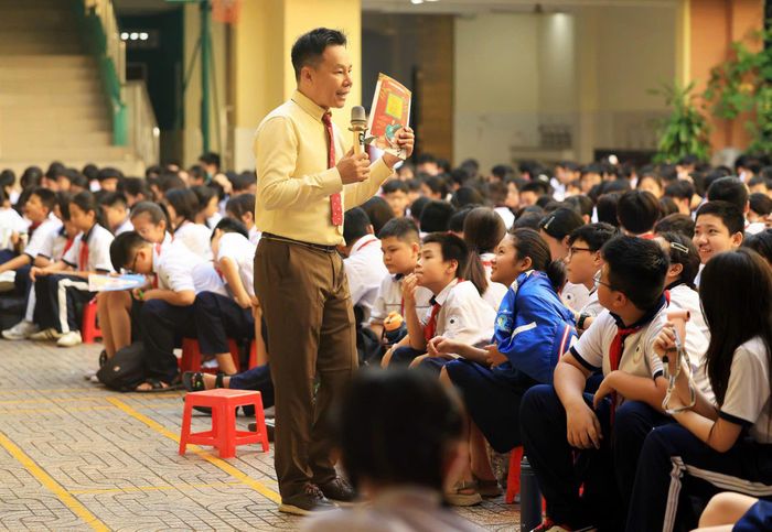 Các tác giả đóng vai trò là "Đại sự văn hóa đọc" truyền cảm hứng về sách cho học sinh Trường THCS Nguyễn Du (phường Bến Thành) 