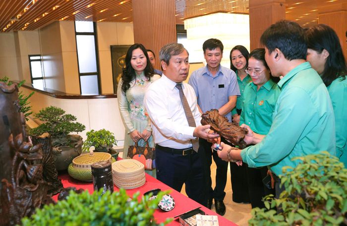  Chủ tịch UBND TP Hà Nội Vũ Đại Thắng trò chuyện với các đại biểu trước thềm hội nghị. Ảnh: VIẾT THÀNH 