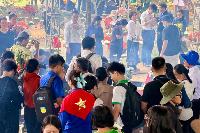  Đông đảo người dân đến dâng hoa, thắp hương bên những phần mộ liệt sĩ mới an táng. Ảnh: HOÀNG HÙNG 