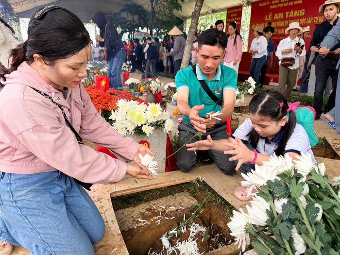  Em Hoàng Trần Hoài An, 8 tuổi, học lớp 3, cùng cha mẹ đến tri ân các Anh hùng liệt sĩ. Ảnh: HOÀNG HÙNG 