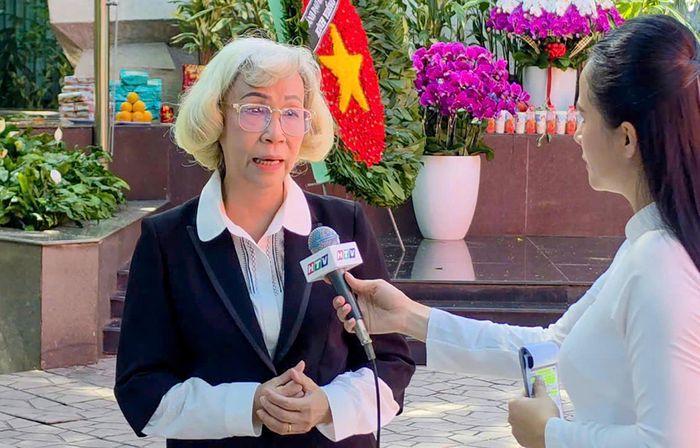  Suốt 58 năm kể từ ngày cha hy sinh, bà Trần Thị Lệ Thu vẫn đau đáu mong tìm được hài cốt cha mình, liệt sĩ Trần Văn Kiểu, để thực hiện di nguyện của mẹ. Trong ảnh: Bà Thu trao đổi với báo chí tại Công viên Lê Thị Riêng, sáng 14-10. Ảnh: MẠNH THẮNG 