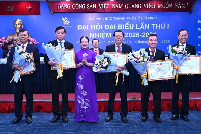  Đồng chí Nguyễn Thị Tuyết Minh, Phó Bí thư chuyên trách Đảng ủy MTTQ, các đoàn thể TPHCM trao Bằng khen của MTTQ Việt Nam TPHCM cho tập thể và cá nhân. Ảnh: VĂN MINH 