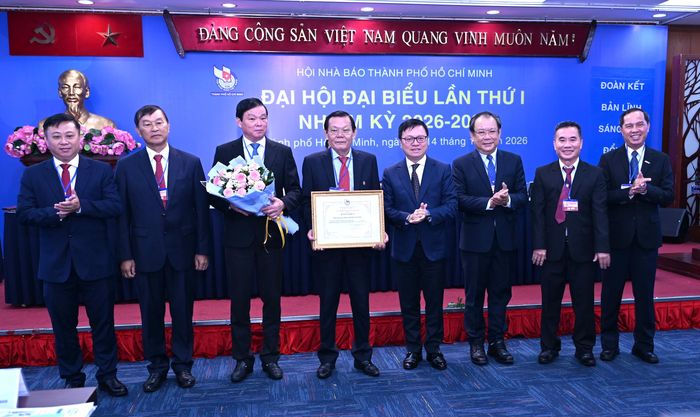  Đồng chí Lê Quốc Minh trao Bằng khen của Hội Nhà báo Việt Nam tặng tập thể Hội Nhà báo TPHCM nhiệm kỳ 2020-2026. Ảnh: VĂN MINH 