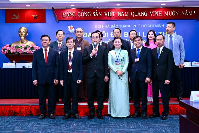  Ban Chấp hành Hội Nhà báo TPHCM nhiệm kỳ 2026-2031 ra mắt đại hội. Ảnh: VĂN MINH 
