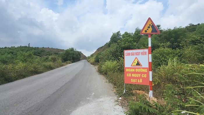  Đặt biển cảnh báo nguy cơ sạt lở taluy dương trên đường Đồng Trung đoạn qua núi Chòi 