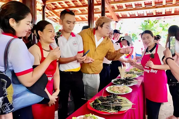  Du khách thưởng thức ẩm thực bản địa sau khi tham quan di tích Hệ thống khai thác nước cổ Gio An 