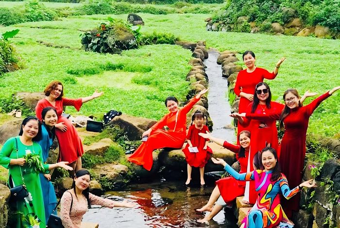  Du khách check in ruộng rau liệt bên Hệ thống khai thác nước cổ Gio An 