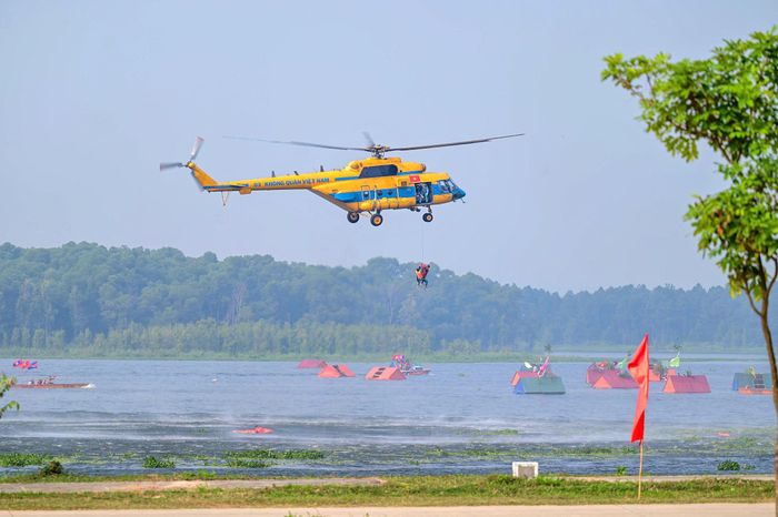  Máy bay không quân Việt Nam diễn tập cứu hộ tại hiện trường. Ảnh: ĐỖ TRUNG 