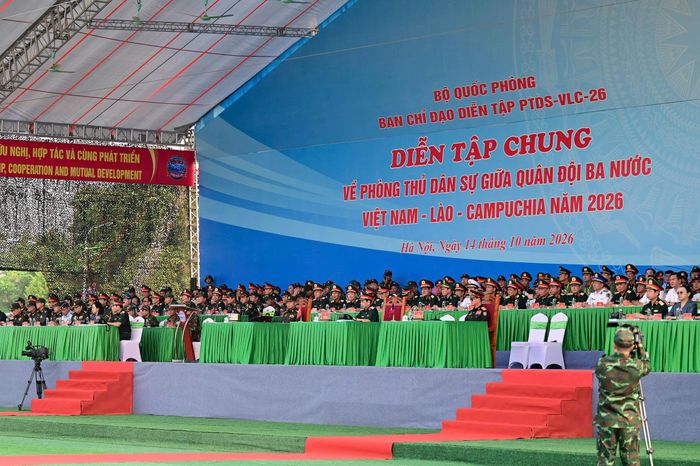  Các đại biểu dự, chỉ đạo và chứng kiến diễn tập. Ảnh ĐỖ TRUNG 