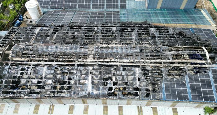  Phần mái nhà kho lắp đặt pin năng lượng mặt trời bị cháy hư hỏng nặng 