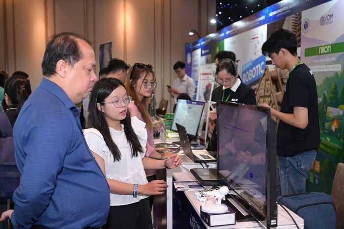 Các đại biểu quốc tế kết nối, trao đổi cơ hội hợp tác tại Hội nghị Thượng đỉnh Đổi mới sáng tạo Việt Nam. Ảnh: MINH XUÂN