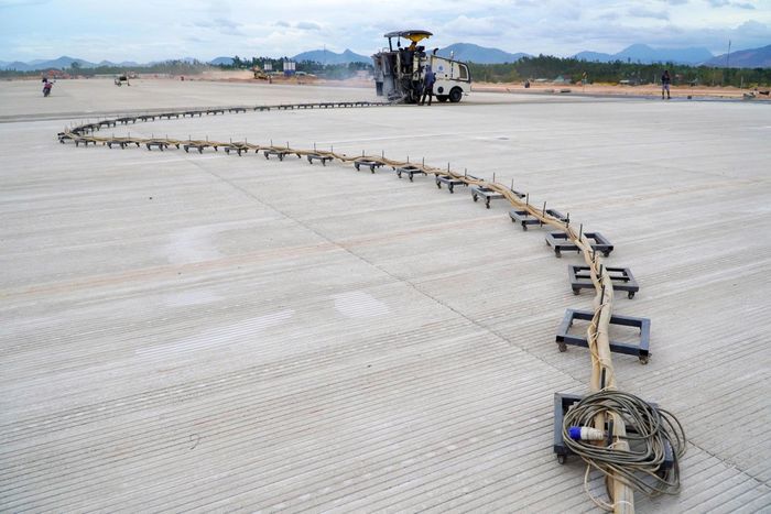  Máy cắt chuyên dụng tạo rãnh kháng trượt, giảm tốc cho máy bay. Ảnh: LÊ XUÂN 