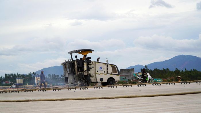  Máy cắt chuyên dụng tạo rãnh kháng trượt, giảm tốc cho máy bay. Ảnh: LÊ XUÂN 