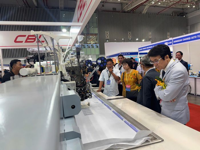 Doanh nghiệp tìm hiểu công nghệ sản xuất hiện đại tại triển lãm ngành dệt may, da giày. ﻿Ảnh MINH XUÂN 