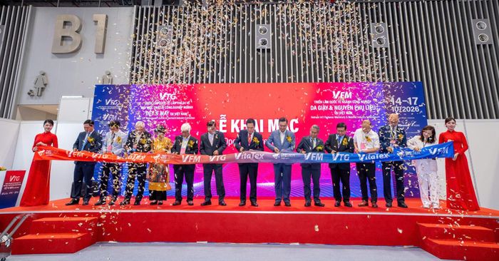  Các đại biểu cắt băng khai mạc Triển lãm quốc tế ngành công nghiệp dệt may Việt Nam 2026 tại TPHCM, ngày 14-10. Ảnh: MINH XUÂN 