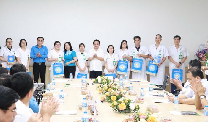  Lãnh đạo Tổng LĐLĐ Việt Nam tặng quà, động viên nhân viên y tế 