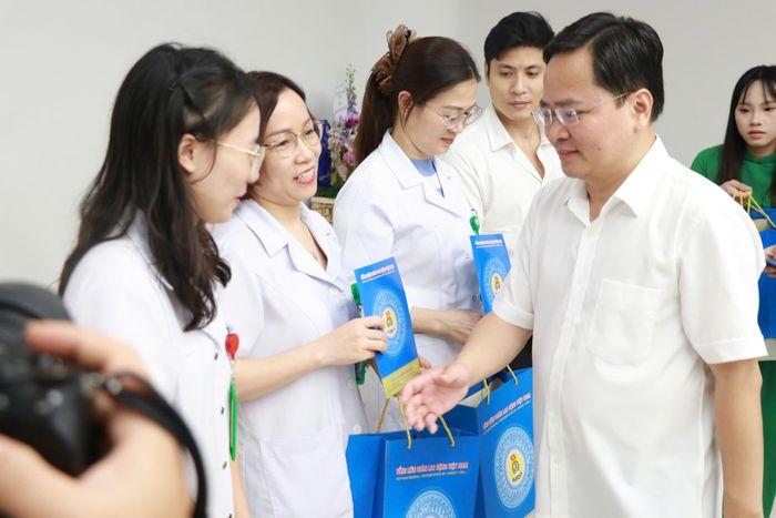  Lãnh đạo Tổng LĐLĐ Việt Nam thăm hỏi, tặng quà nhân viên y tế tại Ninh Bình 
