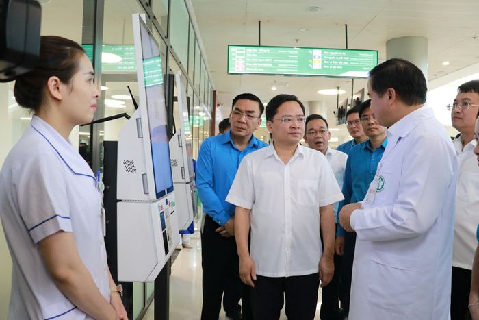  Chủ tịch Tổng LĐLĐ Việt Nam Nguyễn Anh Tuấn trò chuyện với đại diện Bệnh viện Bạch Mai. Ảnh: VĂN NHÌ 