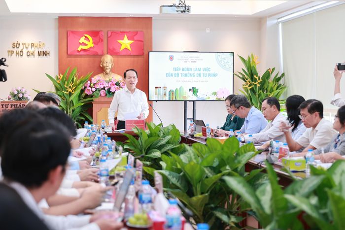 Bộ trưởng Bộ Tư pháp Hoàng Thanh Tùng phát biểu tại buổi làm việc. Ảnh: Ý LINH