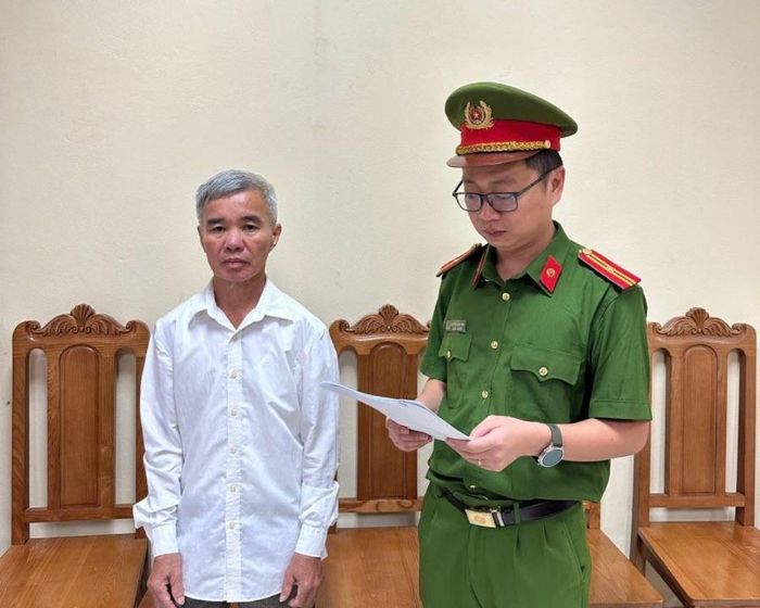Cơ quan Cảnh sát điều tra tống đạt quyết định khởi tố bị can, lệnh cấm đi khỏi nơi cư trú đối với Bạch Chí Điển. Ảnh: CÔNG AN CUNG CẤP