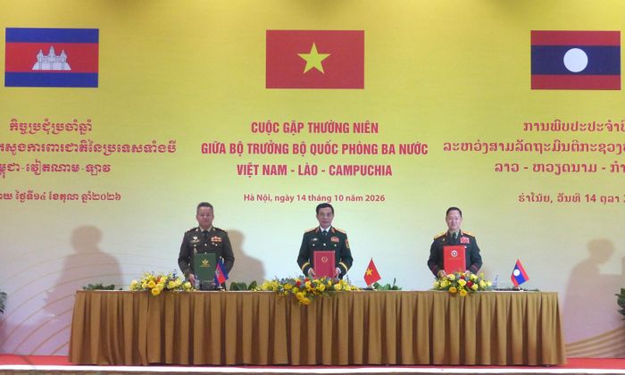  Phó Thủ tướng Chính phủ, Bộ trưởng Bộ Quốc phòng 3 nước ký biên bản cuộc gặp. Ảnh: TRẦN BÌNH 