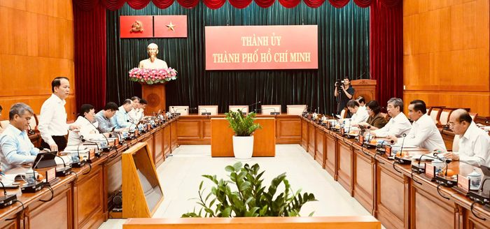  Đoàn công tác của Bộ Tư pháp làm việc với Ban Thường vụ Thành ủy TPHCM. Ảnh: VIỆT DŨNG 