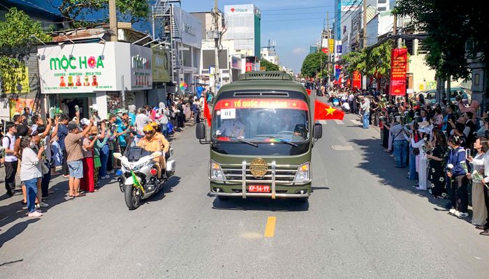  Đông đảo người dân thành kính tiễn đưa các liệt sĩ khi đoàn xe đi qua. Ảnh: MẠNH THẮNG 
