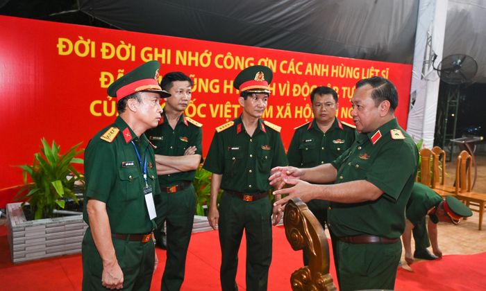  Thiếu tướng Nguyễn Thành Trung, Chính ủy Bộ Tư lệnh TPHCM kiểm tra công tác hậu cần chuẩn bị lễ truy điệu, an táng hài cốt liệt sĩ. Ảnh: MẠNH THẮNG 