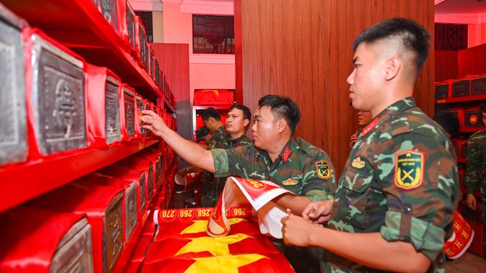  Cán bộ, chiến sĩ Bộ Tư lệnh TPHCM khẩn trương hoàn thành công tác số hóa, đánh số thứ tự các bộ hài cốt liệt sĩ phục vụ công tác di chuyển, khuya 13 rạng sáng 14-10. Ảnh: MẠNH THẮNG 
