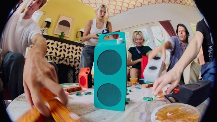 CMF định hình đôi loa của mình phù hợp cho các hoạt động hội nhóm với chế độ Party mode cho phép ghép nhiều loa.
