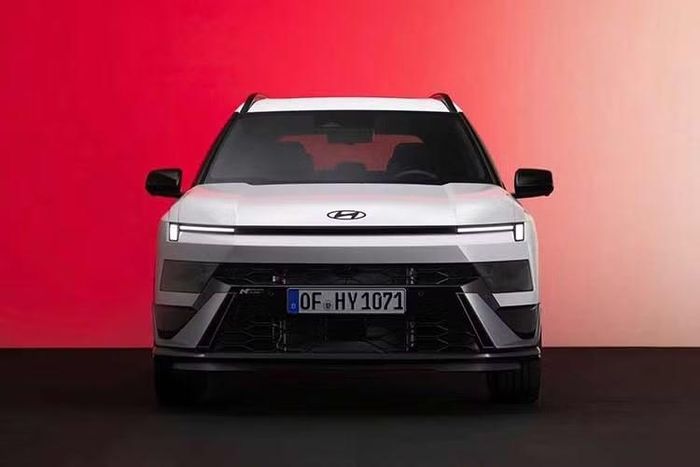 Hyundai chỉ xác nhận hệ truyền động hybrid sẽ ảnh hưởng đến không gian khoang hành lý. Bayon mới sẽ có mặt tại các đại lý Hyundai ở châu Âu vào đầu năm 2027.