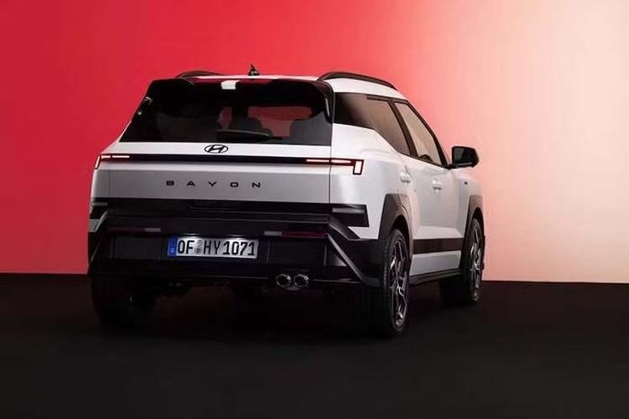 Do đó, không có gì bất ngờ khi Hyundai Bayon 2027 trông như phiên bản thu nhỏ của Tucson mới. Thể hiện rõ nhất qua dải đèn LED định vị ban ngày hình gậy khúc côn cầu, đường viền nắp ca-pô được nâng cao, các vòm bánh xe vuông vức và tên xe được viết bằng những ký tự cỡ lớn bên dưới logo Hyundai trên cửa cốp.