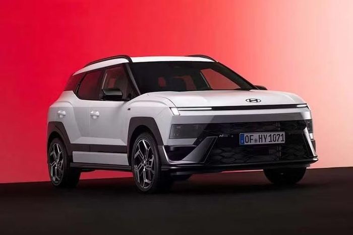 Mới đây, Hyundai đã vén màn Bayon phiên bản dành cho thị trường Ấn Độ. Cùng thời điểm đó, Hyundai Bayon 2027 dành cho thị trường châu Âu cũng ra mắt tại Triển lãm Ô tô Paris 2026. Đây là mẫu SUV cỡ B ra mắt lần đầu vào năm 2021. Phiên bản hoàn toàn mới vừa xuất hiện tại Triển lãm Ô tô Paris ôm quyết tâm trở thành đối thủ khiến Ford Puma phải đau đầu.