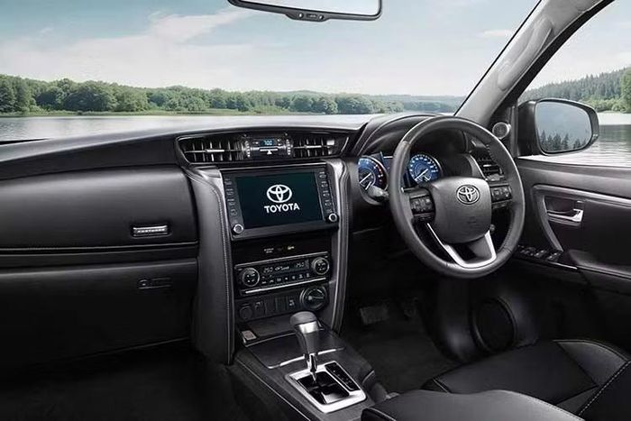 Về kích thước, Toyota Fortuner Leader Edition 2026 có chiều dài tổng thể 4.795 mm, rộng 1.855 mm, cao 1.835 mm và chiều dài cơ sở đạt 2.750 mm. Khoảng sáng gầm xe ở mức 193 mm, phù hợp với nhu cầu di chuyển đa địa hình.