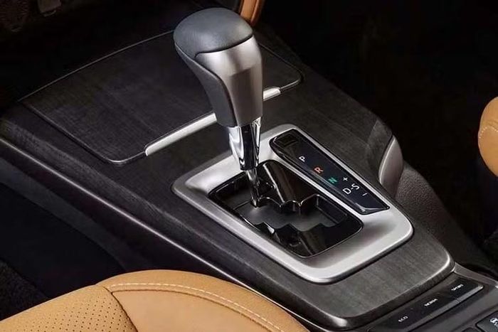 Về vận hành, Fortuner Leader Edition không có thay đổi về mặt cơ khí. Xe tiếp tục sử dụng động cơ dầu tăng áp 2.8L 4 xi-lanh quen thuộc, sản sinh công suất tối đa khoảng 204 mã lực. Phiên bản số sàn 6 cấp đạt mô-men xoắn cực đại 420Nm, trong khi phiên bản số tự động 6 cấp đạt 500Nm.
