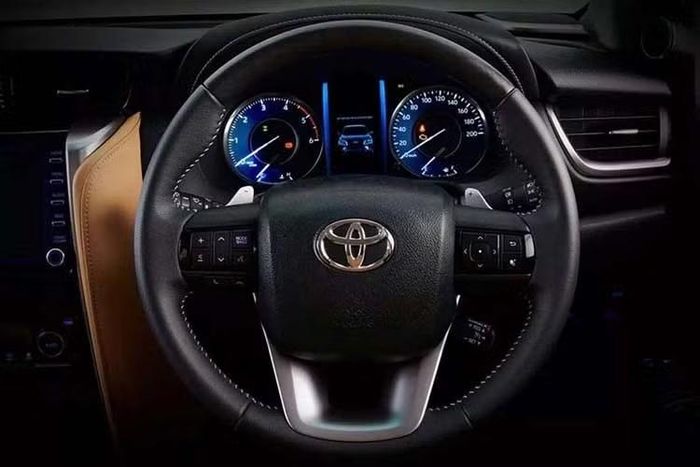 Bên trong khoang cabin, Toyota phối hai tông màu đen và đỏ đô (maroon) trên ghế bọc da và ốp cửa, mang lại cảm giác mới mẻ hơn so với tông màu tối truyền thống. Không gian nội thất cũng trang bị thêm hệ thống đèn nền cabin, ốp bệ bước chân chiếu sáng, gương chiếu hậu gập tự động và hệ thống theo dõi áp suất lốp (TPMS).