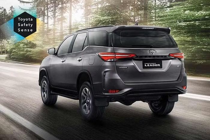 Ở ngoại thất, Fortuner Leader Edition 2026 có các chi tiết sơn đen tương phản, mâm xe hợp kim sơn đen bóng kèm nắp chụp đồng màu, mui xe sơn đen hai tông màu tương phản với nước sơn chủ đạo, cùng lưới tản nhiệt thiết kế riêng.