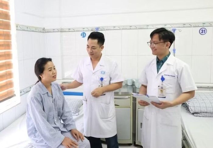 Bác sĩ thăm khám cho bệnh nhân sau phẫu thuật - Ảnh BVCC