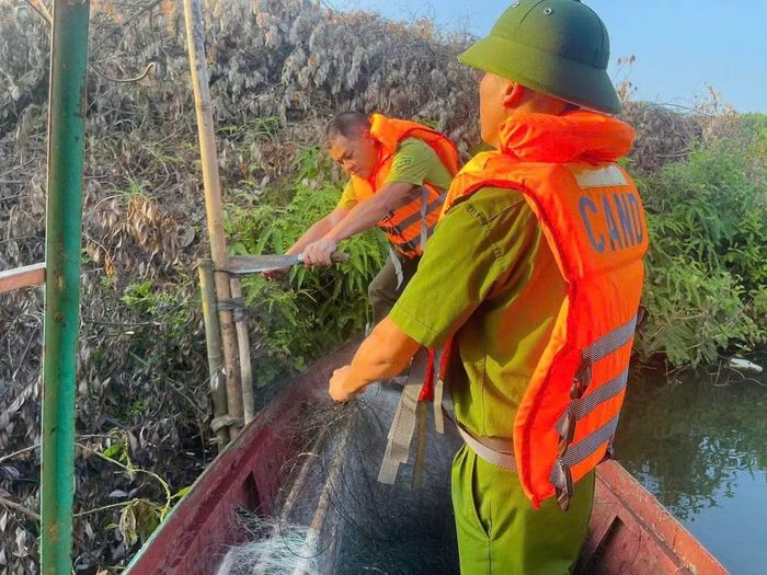 Việc tổ chức kiểm tra tại các khu vực bán đảo, đảo nhỏ, nơi có địa hình phức tạp, khó tiếp cận bằng đường bộ, cũng cho thấy sự cần thiết của công tác tuần tra chủ động, thường xuyên và phối hợp chặt chẽ giữa lực lượng Công an với các đơn vị liên quan.