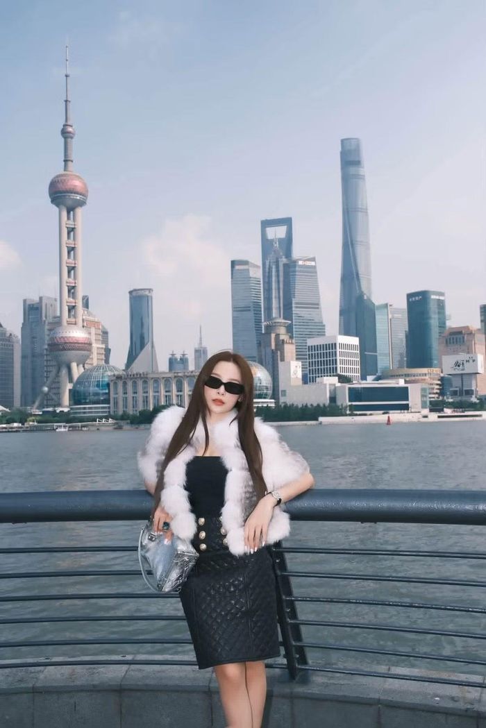 Không chỉ ngoại hình, gu thời trang của Huyền Baby cũng nhận được nhiều lời khen. Thay vì ưu tiên những thiết kế quá cầu kỳ, cô thường lựa chọn trang phục có phom dáng đơn giản, chú trọng chất liệu, đường cắt và cách phối phụ kiện. Sự kết hợp hài hòa giữa áo lông, chân váy đen, giày cao gót và kính mắt tạo nên hình ảnh vừa hiện đại vừa phảng phất nét cổ điển. Ảnh: FB Huyền Baby