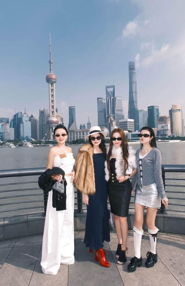 Bộ ảnh nhanh chóng nhận về hàng nghìn lượt yêu thích cùng nhiều bình luận khen ngợi. Không ít cư dân mạng bày tỏ sự ngưỡng mộ trước nhan sắc của Huyền Baby ở tuổi U40. Ảnh: FB Huyền Baby