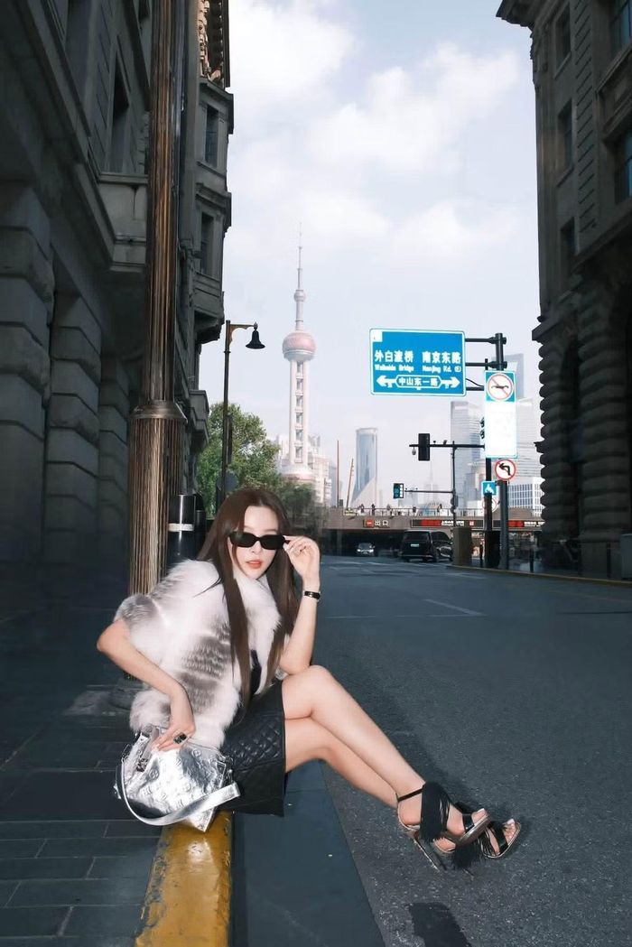 Trước đó, Huyền Baby được biết đến là một trong những hot girl đình đám của thế hệ 8X. Sau nhiều năm rút lui khỏi các hoạt động nghệ thuật để tập trung chăm sóc gia đình và phát triển công việc kinh doanh, cô vẫn duy trì sức hút trên mạng xã hội. Ảnh: FB Huyền Baby