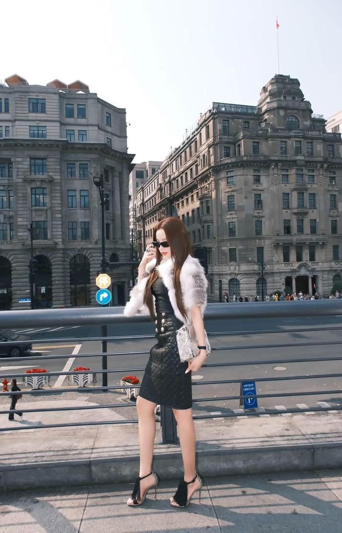 Một số ý kiến còn dành lời khen cho phong cách của Huyền Baby khi xuất hiện trong những chuyến đi chơi, tham quan. Các món đồ được lựa chọn có tính ứng dụng nhưng vẫn thể hiện sự chỉn chu, giúp tổng thể trang phục trở nên nổi bật mà không tạo cảm giác phô trương. Ảnh: FB Huyền Baby