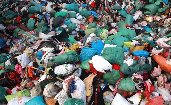 Số quần áo cũ này sẽ được vận chuyển về bãi rác Nam Sơn để xử lý. Ảnh congluan.vn